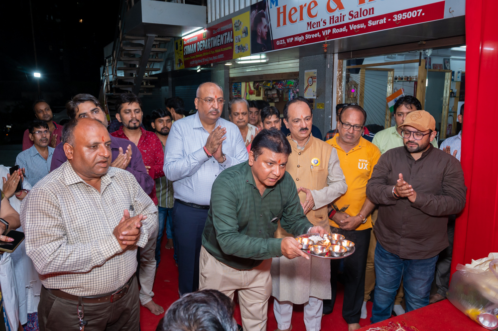 Donate Life and Surat City Ganesh Utsav Committee honored Family Members of organ donor Late Bipinbhai K. Desai by inviting at VIP High Street Shopping Arcade, Vesu, Surat as guest & performing aarti by them.